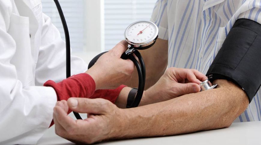 Om care verifică presiunea arterială acasă